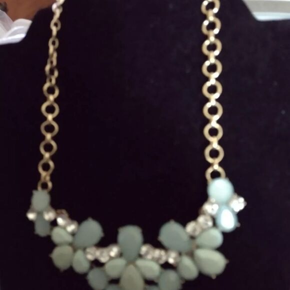 Mint Green Bib Necklace Faceted Lucite Teardrop Bead GoldTone Cluster 16" EUC - Picture 3 of 6